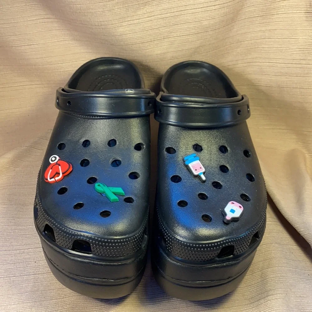 NWOT never worn platform mules w/4 nurse jibbitz